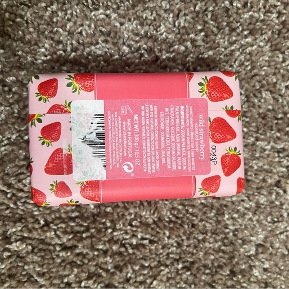 Castelbel Luxury Bath Bar Soap Wild Strawberry scented large 10.5 ounce size - Picture 2 of 2
